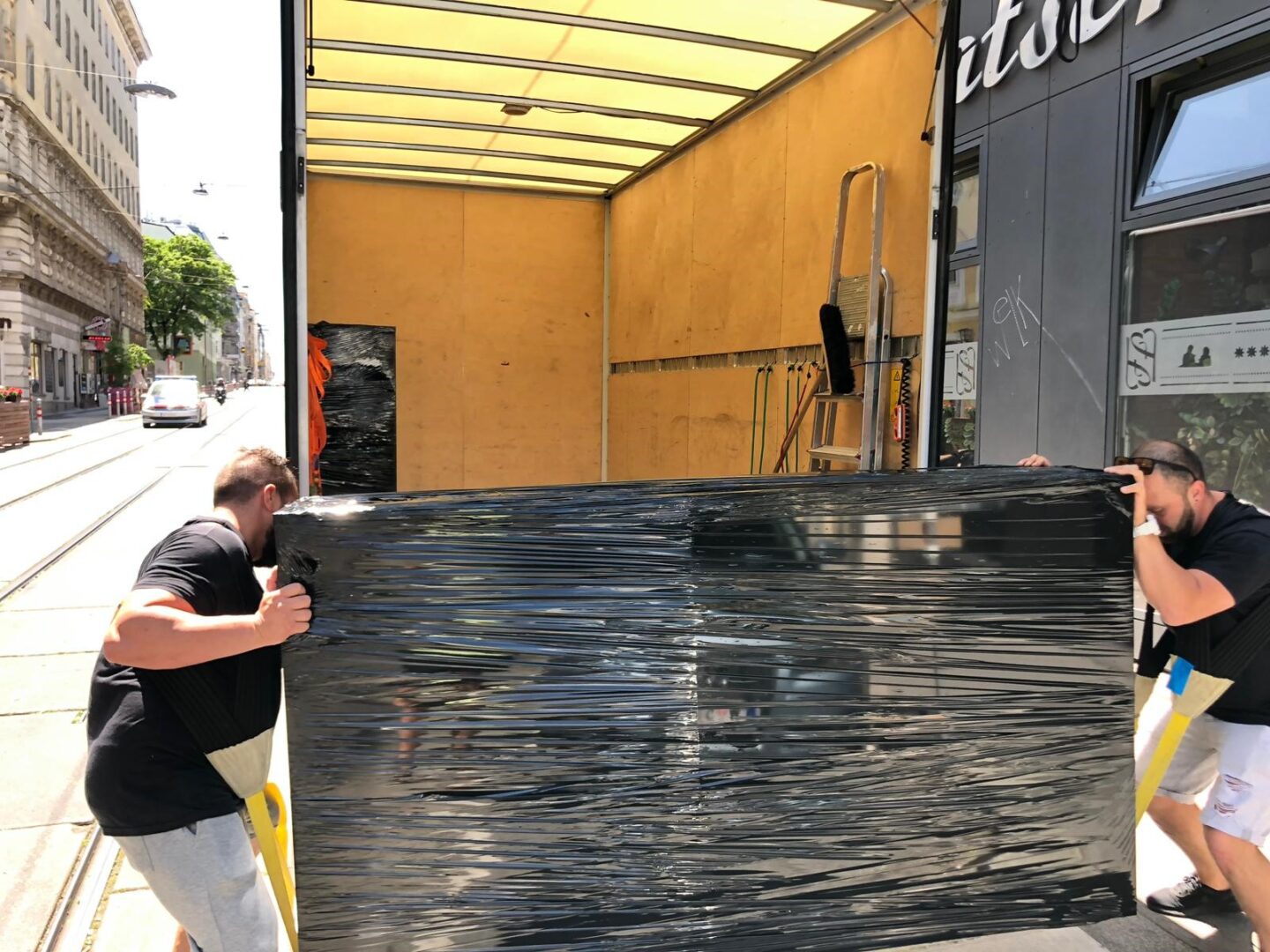 Professioneller Büroumzug Tragebild