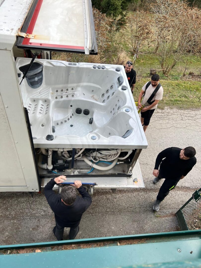 Experten von UmzugsExpress beim Transport von Sperrgut Whirlpool einladen LKW