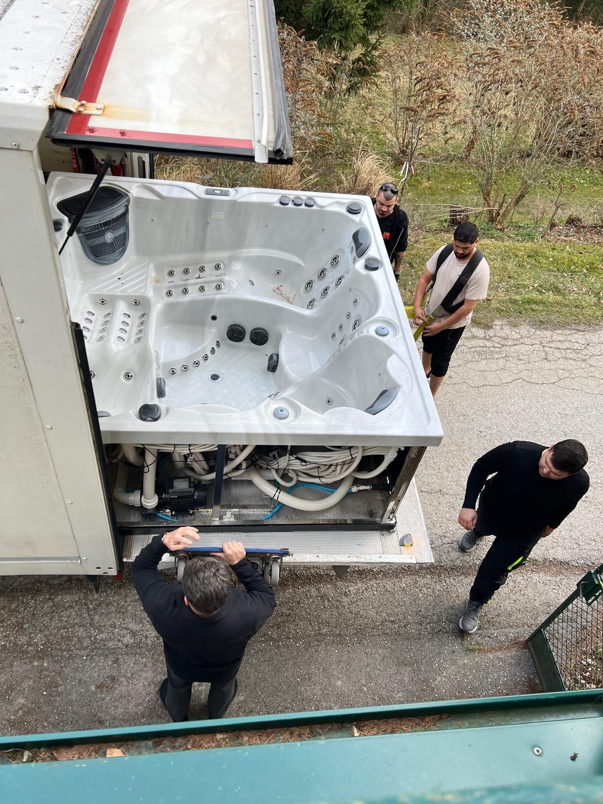 Experten von UmzugsExpress beim Transport von Sperrgut Whirlpool einladen LKW